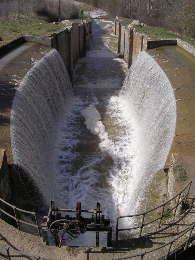 El Canal de Castilla a su paso por Calahorra de Ribas (Palencia).