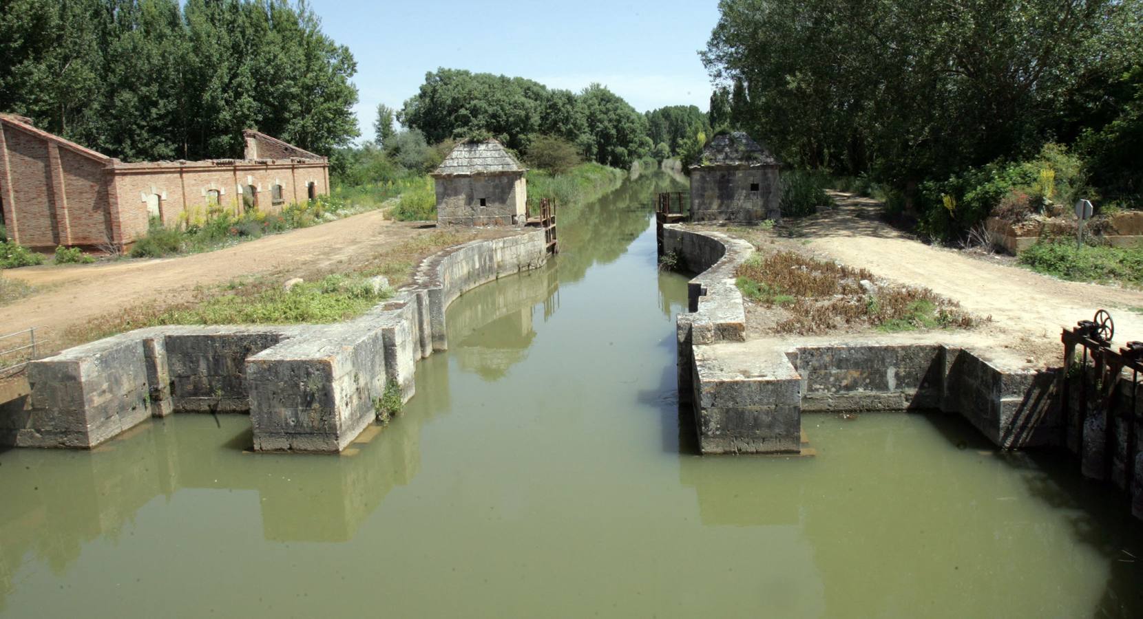 Esclusa del Canal de Castilla en las proximidades de Ribas.