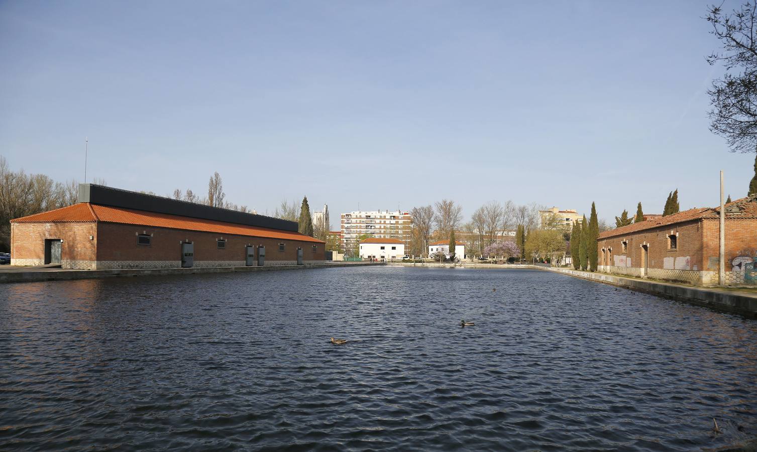 Dársena del Canal de Castilla en la ciudad de Palencia.