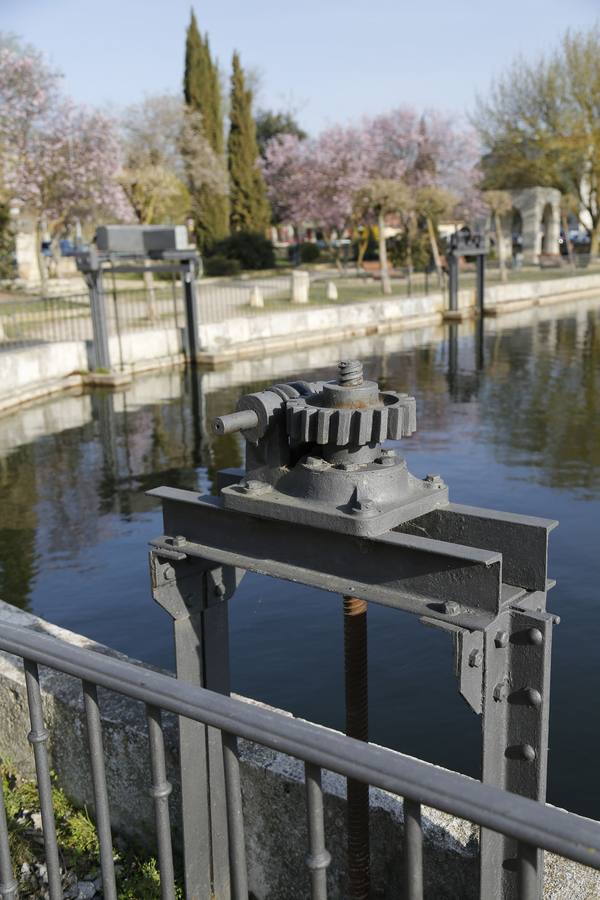 Dársena del Canal de Castilla en la ciudad de Palencia.