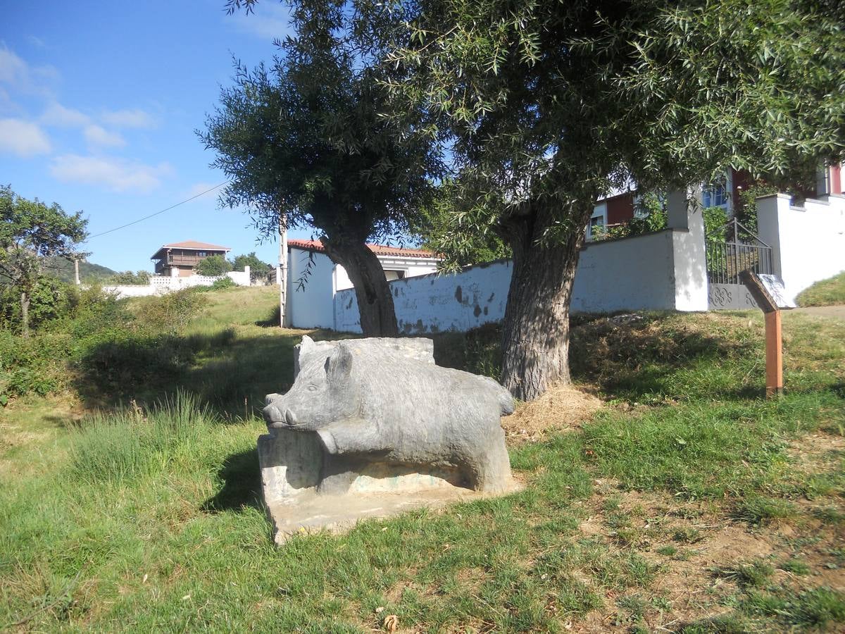 Una ruta de 11 kms, con un recorrido circular que une Villabellaco, Valle de Santullán y el Santuario del Carmen | Una senda en homenaje al escultor local Ursicinio Martínez entre bosques de rebollos y esculturas de sus compañeros del Grupo Muriel