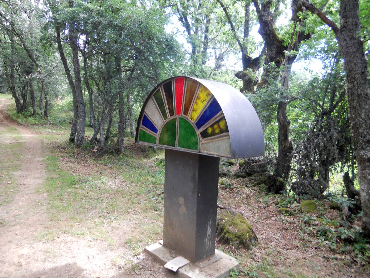 Una ruta de 11 kms, con un recorrido circular que une Villabellaco, Valle de Santullán y el Santuario del Carmen | Una senda en homenaje al escultor local Ursicinio Martínez entre bosques de rebollos y esculturas de sus compañeros del Grupo Muriel