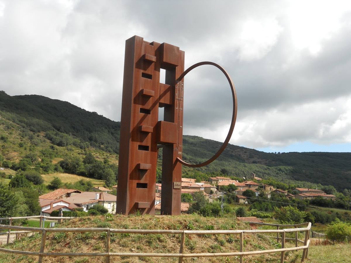 Una ruta de 11 kms, con un recorrido circular que une Villabellaco, Valle de Santullán y el Santuario del Carmen | Una senda en homenaje al escultor local Ursicinio Martínez entre bosques de rebollos y esculturas de sus compañeros del Grupo Muriel