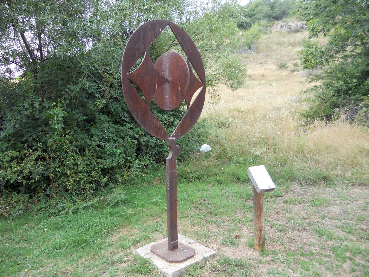 Una ruta de 11 kms, con un recorrido circular que une Villabellaco, Valle de Santullán y el Santuario del Carmen | Una senda en homenaje al escultor local Ursicinio Martínez entre bosques de rebollos y esculturas de sus compañeros del Grupo Muriel