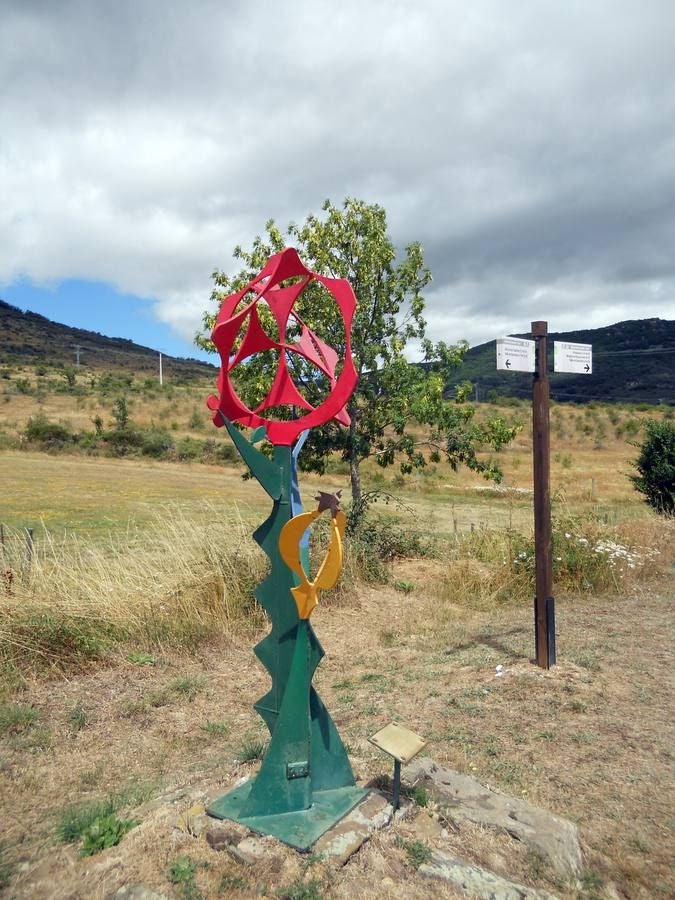 Una ruta de 11 kms, con un recorrido circular que une Villabellaco, Valle de Santullán y el Santuario del Carmen | Una senda en homenaje al escultor local Ursicinio Martínez entre bosques de rebollos y esculturas de sus compañeros del Grupo Muriel