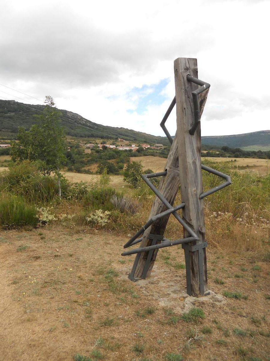 Una ruta de 11 kms, con un recorrido circular que une Villabellaco, Valle de Santullán y el Santuario del Carmen | Una senda en homenaje al escultor local Ursicinio Martínez entre bosques de rebollos y esculturas de sus compañeros del Grupo Muriel