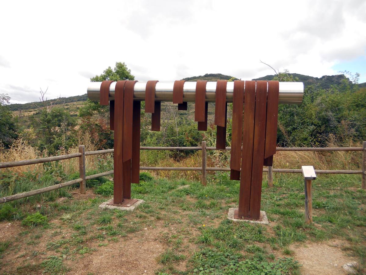 Una ruta de 11 kms, con un recorrido circular que une Villabellaco, Valle de Santullán y el Santuario del Carmen | Una senda en homenaje al escultor local Ursicinio Martínez entre bosques de rebollos y esculturas de sus compañeros del Grupo Muriel