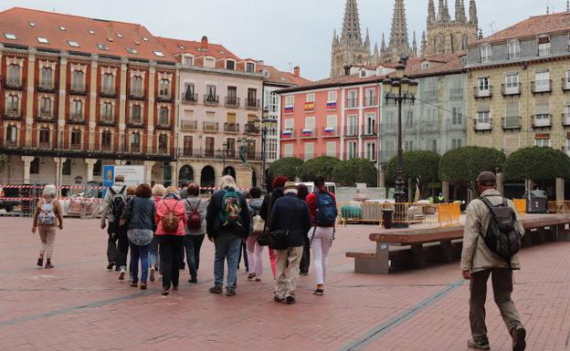 Un grupo de turistas pasea por la Plaza Mayor.