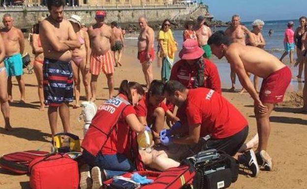 El joven vallisoletano de 31 años, C. P, atendido en el arenal por personal médico. 