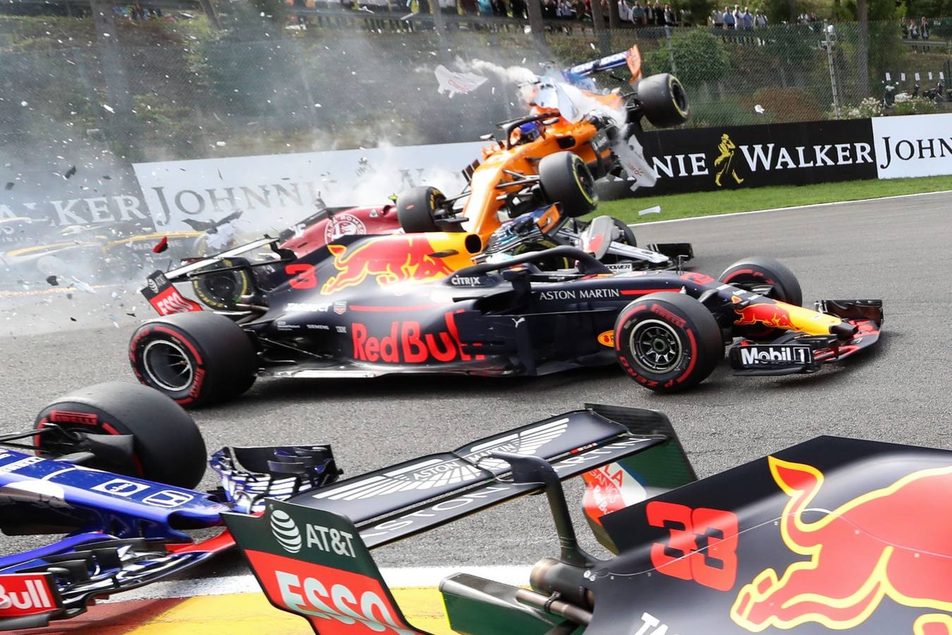 Fotos: Las imágenes del brutal accidente de Fernando Alonso