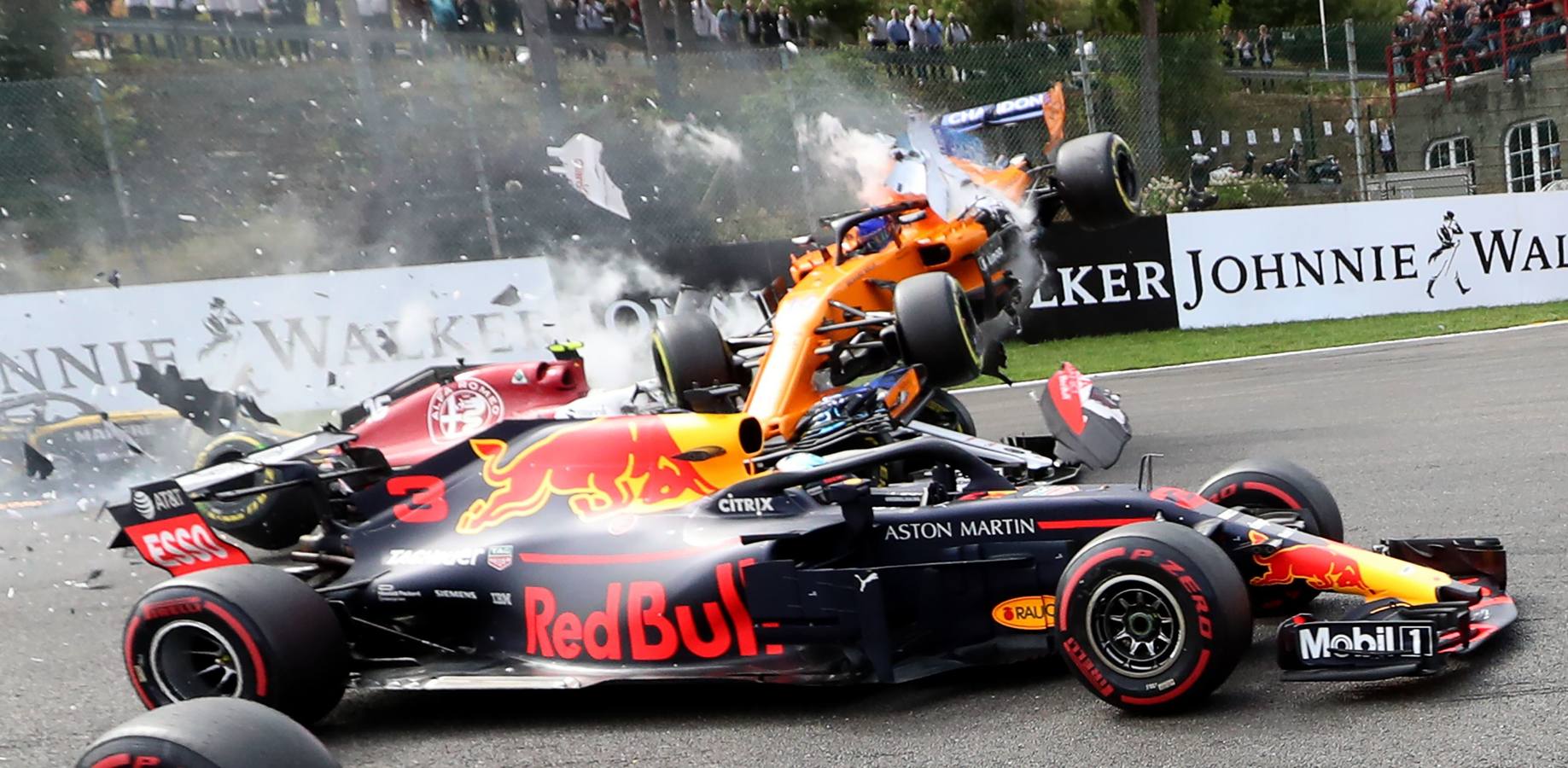 Fotos: Las imágenes del brutal accidente de Fernando Alonso