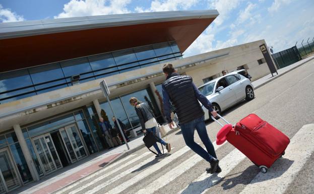 Pasajeros acudiendo a un vuelo a Barcelona. 