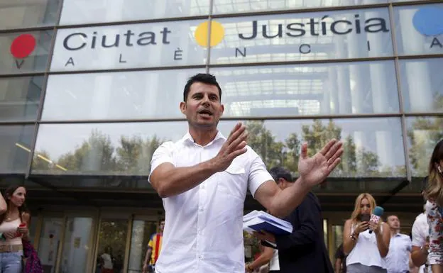 Javier Sánchez, ante los juzgados de Valencia donde ha planteado su demanda de paternidad. 