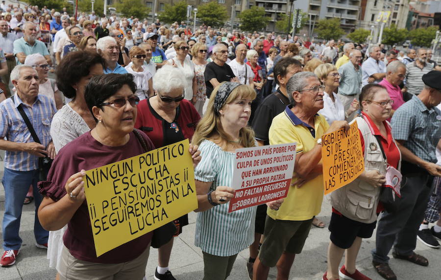 Miles de pensionistas, durante una concentración.