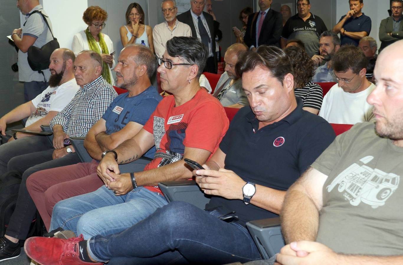 La ministra de Industria Reyes Maroto se suma a la reunión de Juan Vicente Herrera con el comité de empresa tras el anuncio del cese total de la actividad