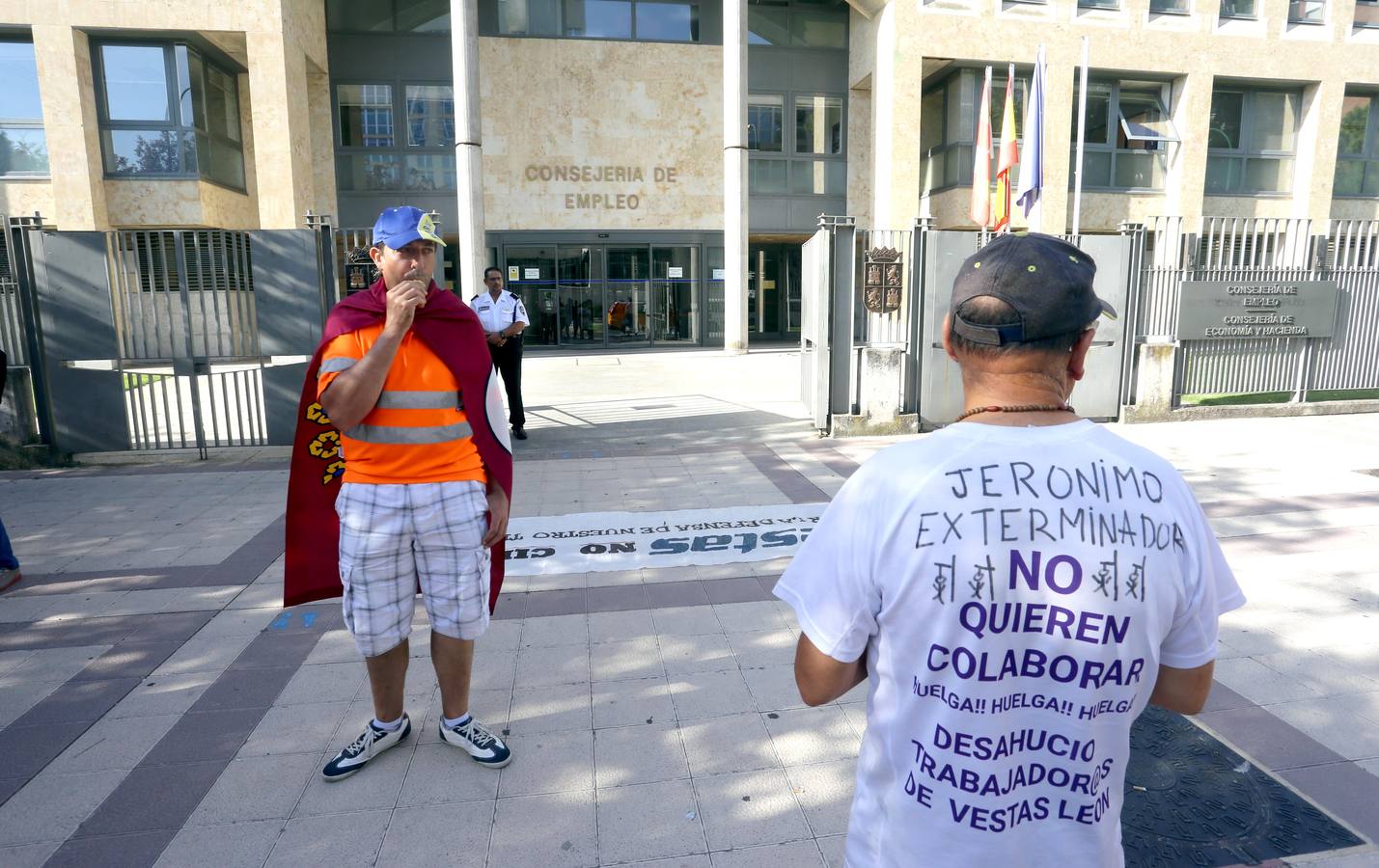 La ministra de Industria Reyes Maroto se suma a la reunión de Juan Vicente Herrera con el comité de empresa tras el anuncio del cese total de la actividad