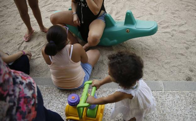 Uno de cada diez niños amparados por la Junta en 2018 sufrió maltrato físico por parte de sus padres