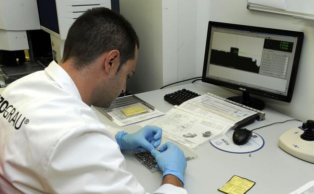 Un trabajador de la empresa Ticare-MozoGrau de Valladolid