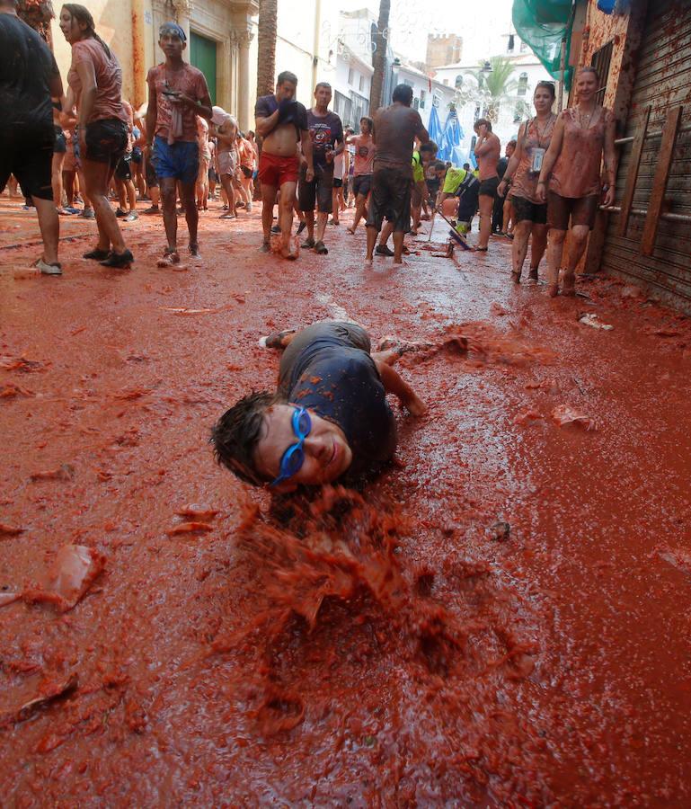 Unas 20.000 personas han lanzado 145.000 kilos de tomate en las fiestas de la localidad valenciana.