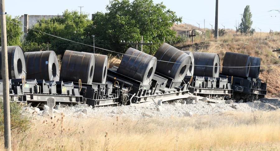 Fotos: Un tren de mercancías ha descarrillado en Sarracín, en la línea del Directo