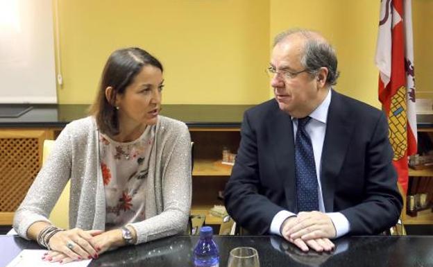 La ministra de Industria, Reyes Maroto, y el presidente de la Junta, Juan Vicente Herrera, el martes en la reunión con el comité de empresa de Vestas.