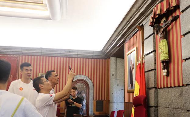 El Cristo de Burgos llamó la atención a la delegación china.