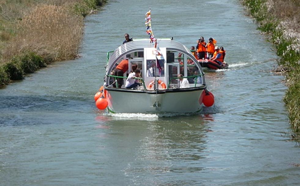 El San Carlos de Abánades, surcando el Canal de Castilla