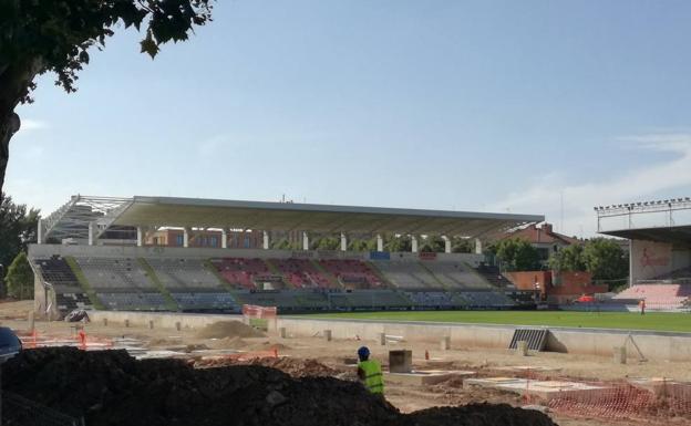 Continúan las obras de reforma del estadio municipal. 