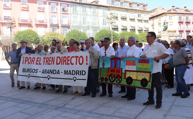 Varias decenas de personas se han concentrado este sábado frente al Ayuntamiento de Burgos 