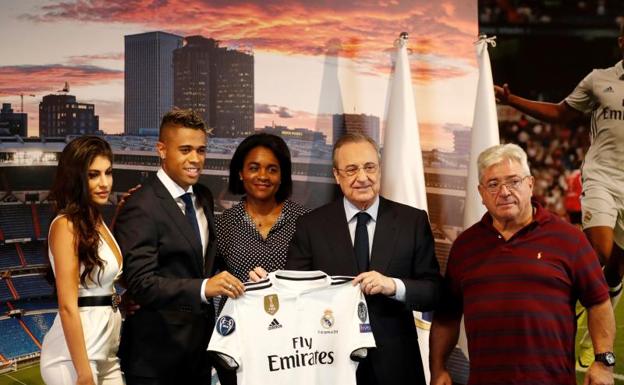 Mariano, junto a su novia, sus padres y Florentino Pérez en el palco de honor del Bernabéu. 