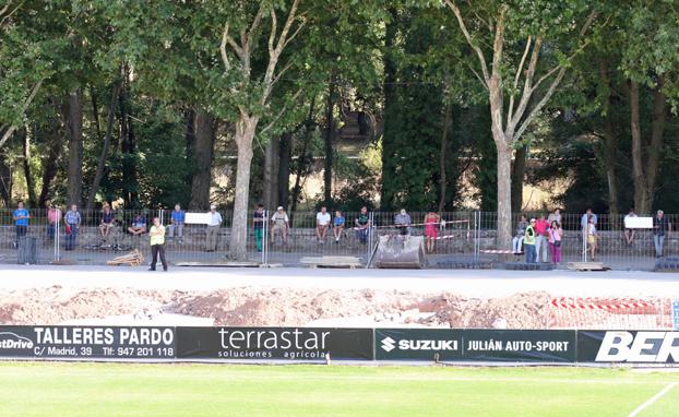 Algunos espectadores han disfrutado del partido, cómodamente sentados, en los exteriores del campo