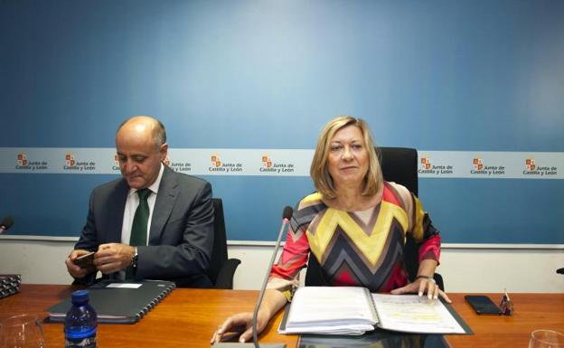 Pilar del Olmo, junto al director general de Presupuestoss, Armando Baeta.