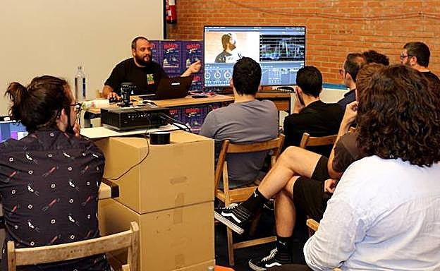 Imagen principal - El recinto dio cobijo a las ponencias, a los cursos y a las tiendas de campaña.