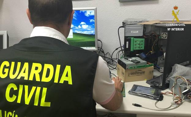 Un agente de la Guardia Civil investiga posibles casos delictivos realizados a través de Internet