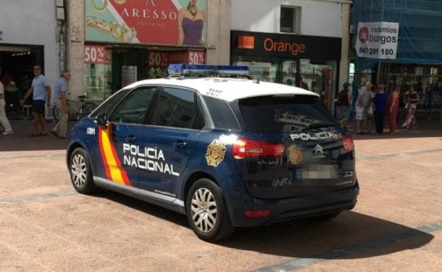 Un vehículo policial parado en la plaza de Santo Domingo de Guzmán.