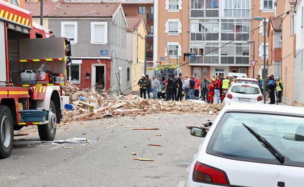 Los bomberos se han encargado de rescatar a la víctima que había quedado atrapada entre los escombros