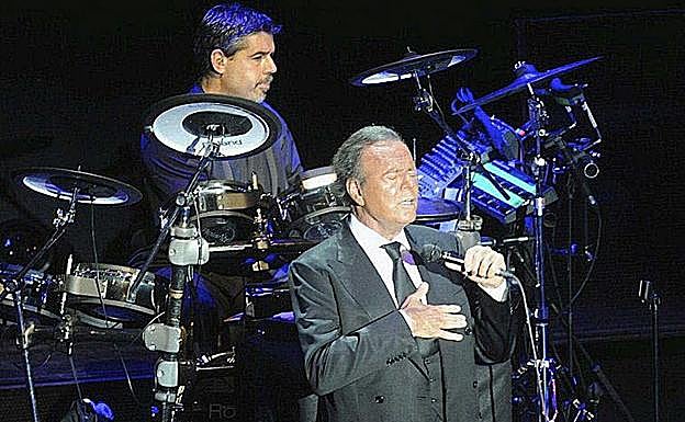 Julio Iglesas durante un concierto. 
