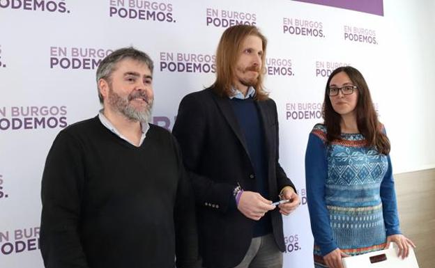 Fernández acompañado de Ignacio Lacámara y Laura Domínguez en la sede de Podemos Burgos. 