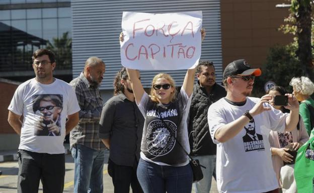 Una mujer sostiene un cartel en apoyo a Bolsonaro.