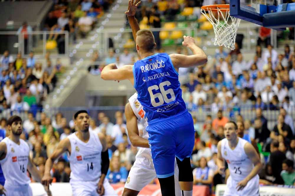 Fotos: Imágenes del partido de presentación del San Pablo Burgos ante el Real Madrid