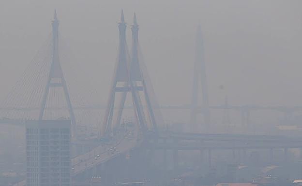 Visión borrosa de Bangkok a causa de la contaminación. 