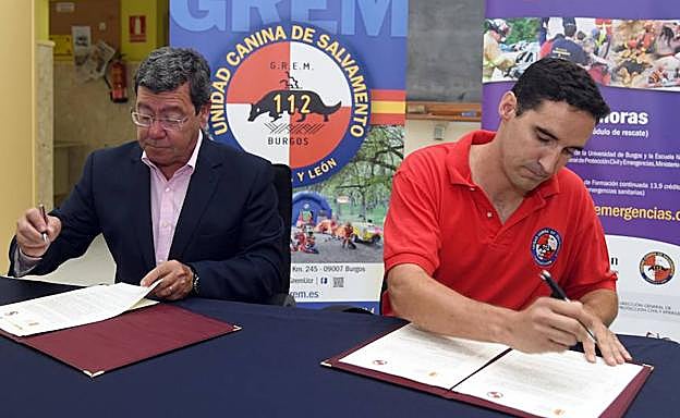 Momento de la firma entre ambas entidades