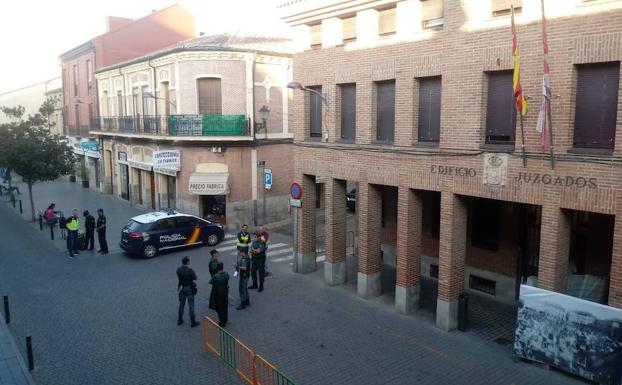 Presencia policial durante el traslado del acusado a dependencias judiciales.