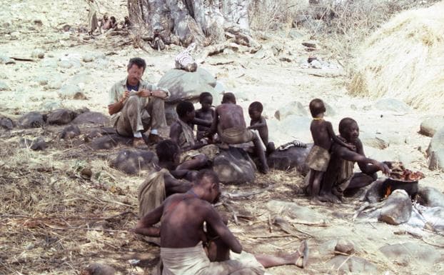 El Profesor O'Connell con los cazadores-recolectores Hazda en África