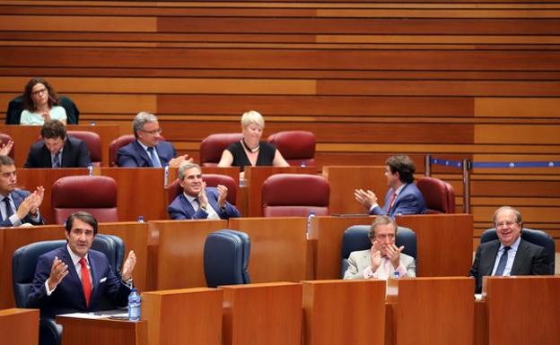 El presidente de la Junta, Juan Vicente Herrera, en el Pleno de las Cortes, tras la intervención del consejero de Fomento, Juan Carlos Suárez Quiñones