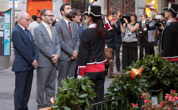 El presidente del Parlamento de Cataluña, durante la ofrenda floral al monumento a Rafael Casanova. 