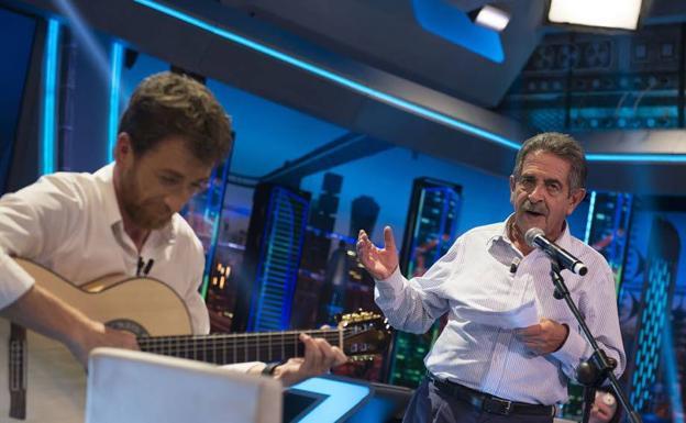 Revilla y Pablo Motos en el plató de 'El Hormiguero'. 