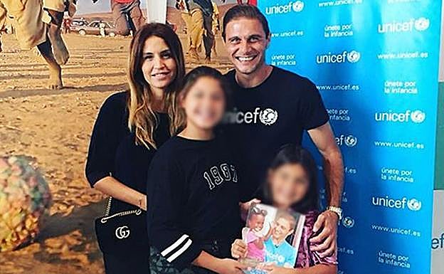 Joaquín Sánchez con su mujer Susan y sus dos hijas. 