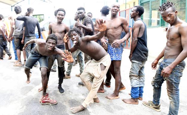 Varios inmigrantes celebran su llegada al CETI de Ceuta.