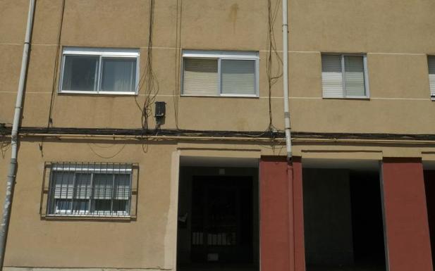 Edificio de Huerta del Rey donde ocurrió el disparo el pasado mes de julio. 